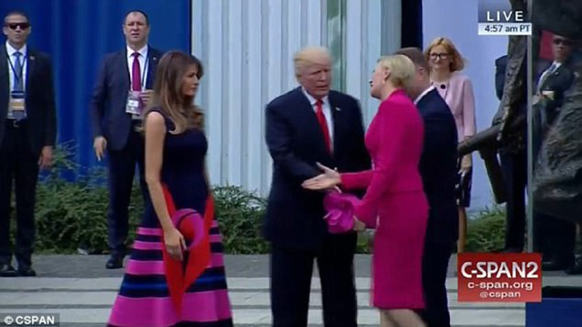 Η Πρώτη Κυρία της Πολωνίας αγνοεί επιδεικτικά τον Τραμπ και χαιρετά τη Μελάνια – ΒΙΝΤΕΟ