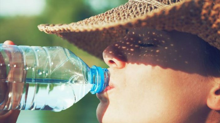 Πόσο νερό πρέπει να πίνουμε το καλοκαίρι;
