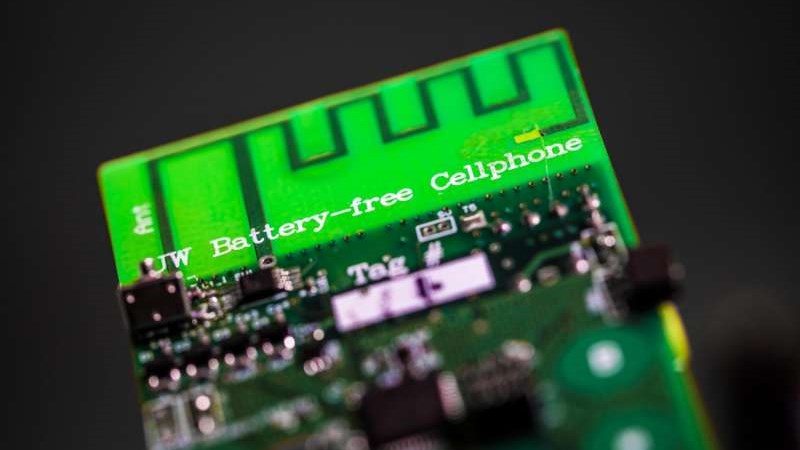 Αυτό είναι το πρώτο κινητό τηλέφωνο που δεν χρειάζεται… μπαταρία – ΒΙΝΤΕΟ