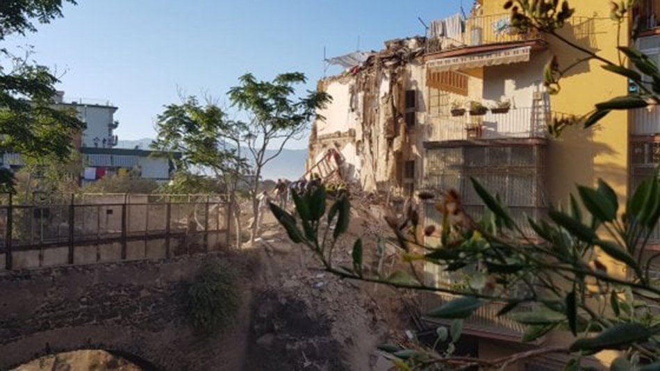 Οι πρώτες εικόνες από την κατάρρευση κτιρίου κοντά στη Νάπολη – ΦΩΤΟ