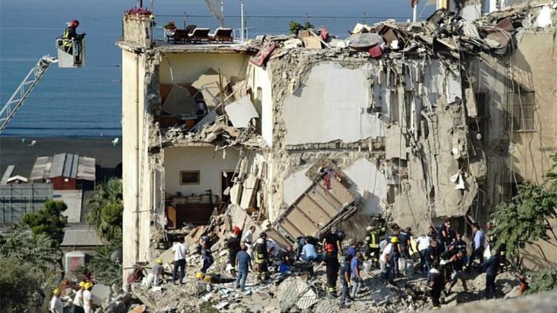Οκτώ αγνοούμενοι από την κατάρρευση κτιρίου έξω από τη Νάπολη – Ανάμεσά τους και παιδιά – ΦΩΤΟ