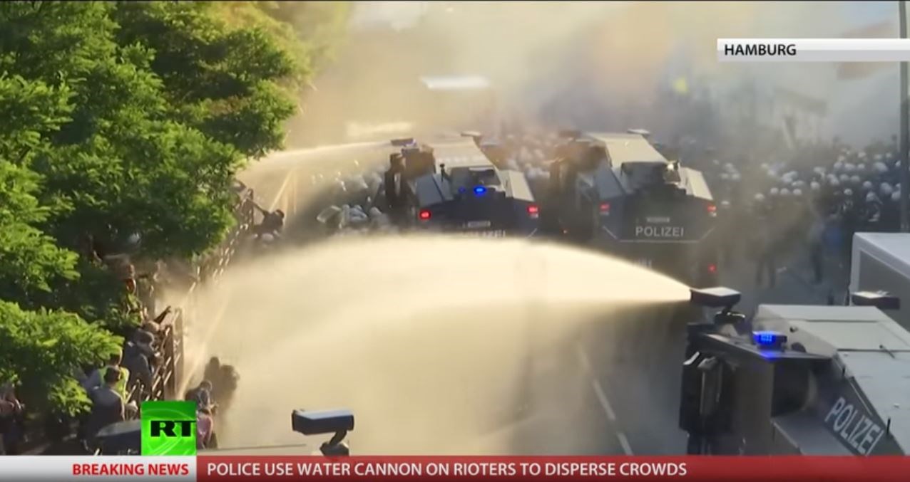 LIVE: 100.000 διαδηλωτές στους δρόμους του Αμβούργου – Φωτιές και ένταση στο περιθώριο της G20