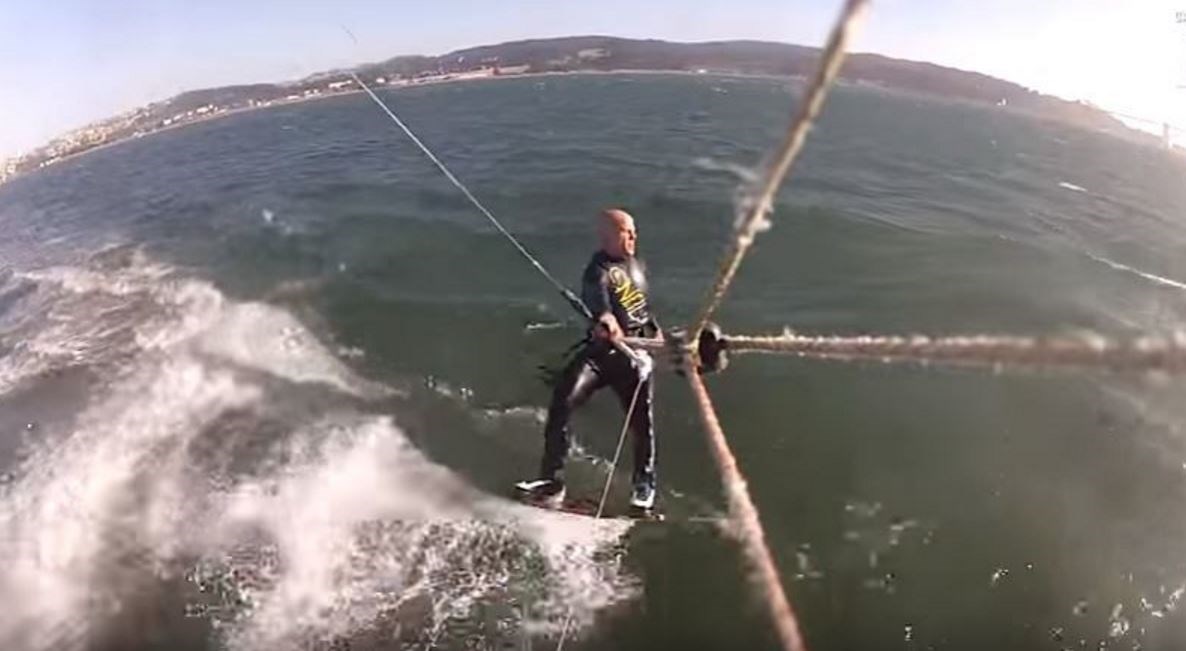 Έκανε kite surf και έπεσε πάνω σε φάλαινα – ΒΙΝΤΕΟ