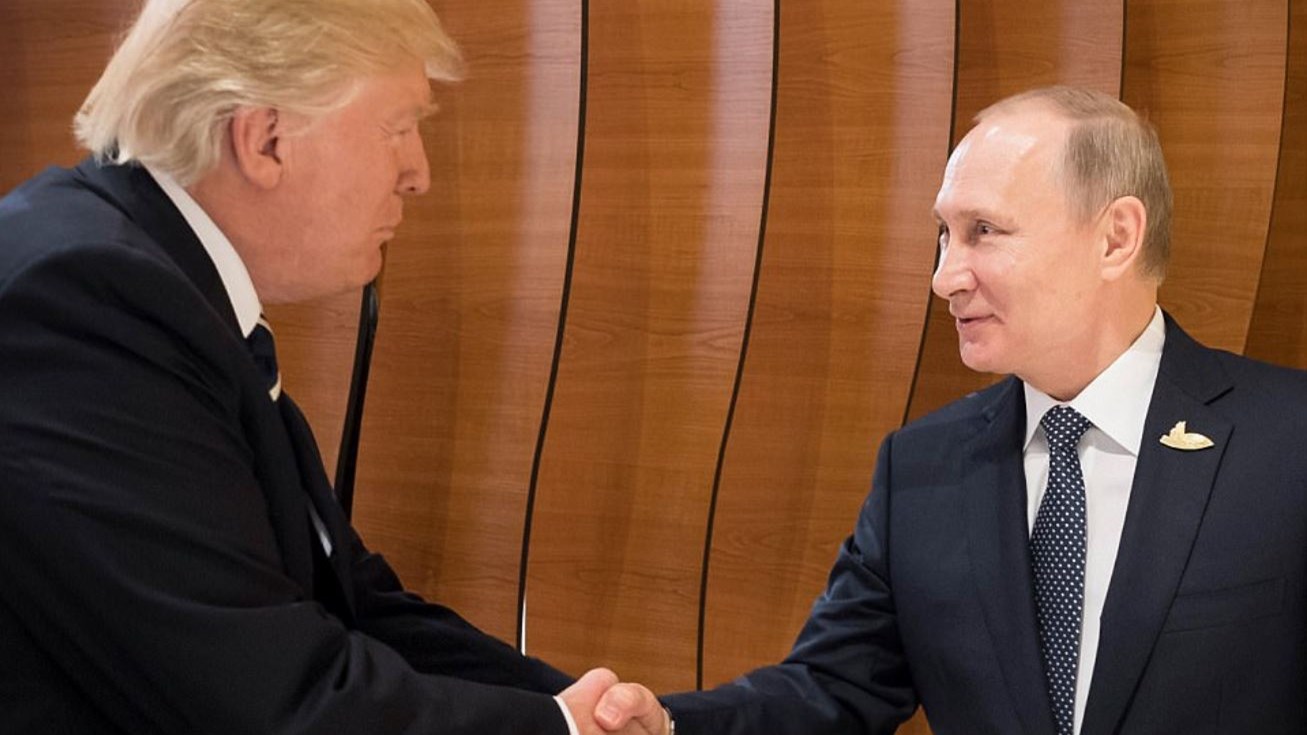 Ιστορική χειραψία ανάμεσα σε Πούτιν και Τραμπ – ΒΙΝΤΕΟ – ΦΩΤΟ