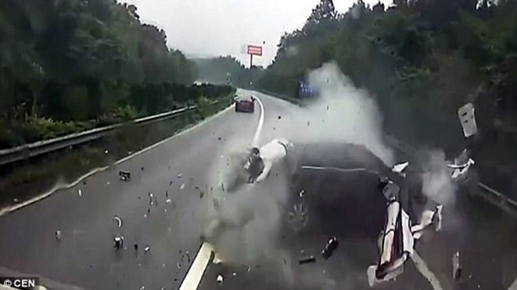 Βίντεο που σοκάρει: Επιβάτης αυτοκινήτου “εκτοξεύτηκε” από το παράθυρο και επέζησε