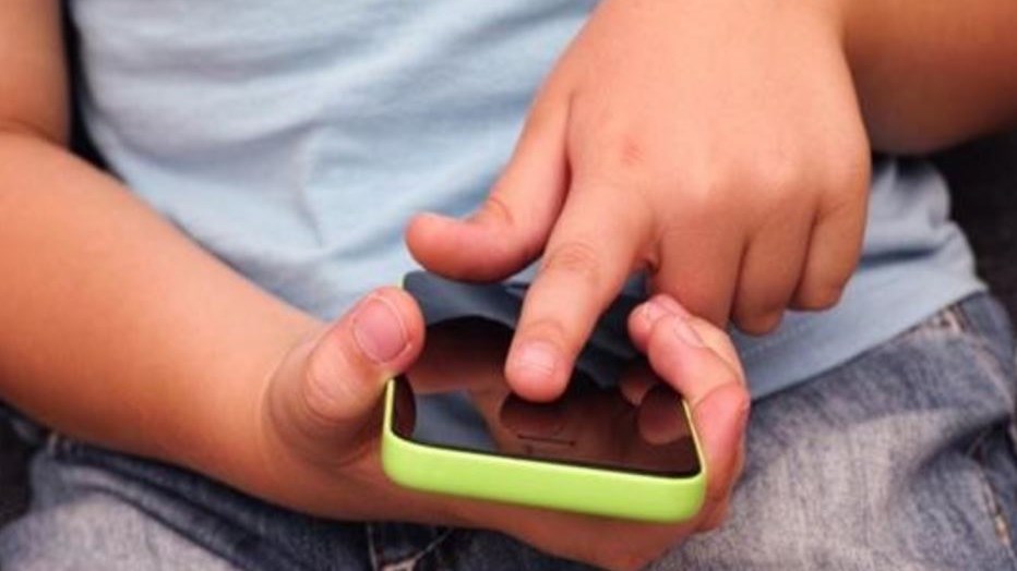 Τα παιδιά με κινητό τηλέφωνο κολλάνε πιο εύκολα… ψείρες