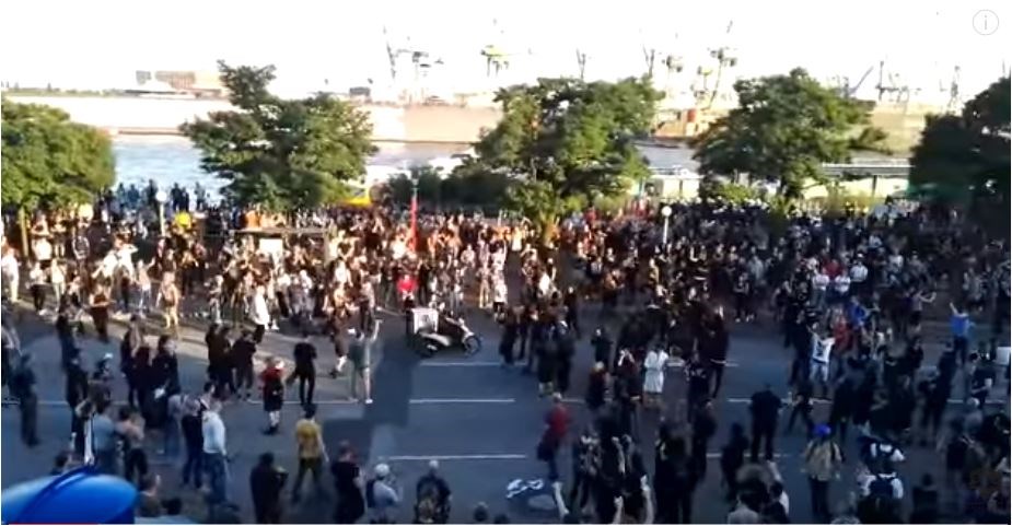 “Έσπασε” την πορεία κατά των G20 για να… παραδώσει πίτσα – ΒΙΝΤΕΟ