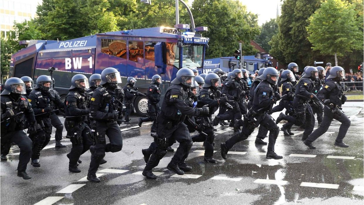 Αμβούργο -Αστυνομικός έριξε «προειδοποιητική βολή» για να ξεφύγει από διαδηλωτές
