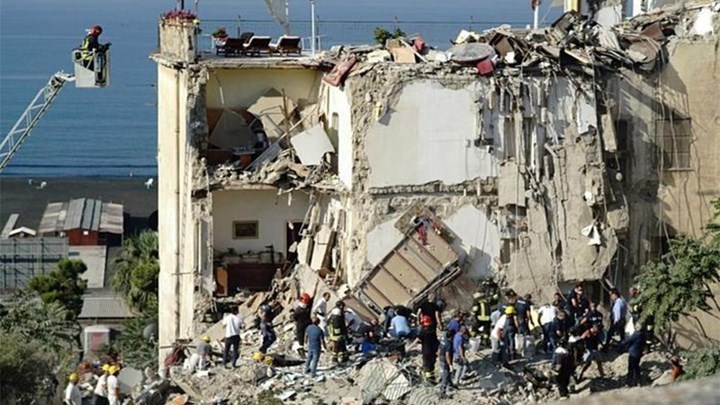 Ανασύρθηκε και τρίτος νεκρός από το κτίριο που κατέρρευσε κοντά στη Νάπολη