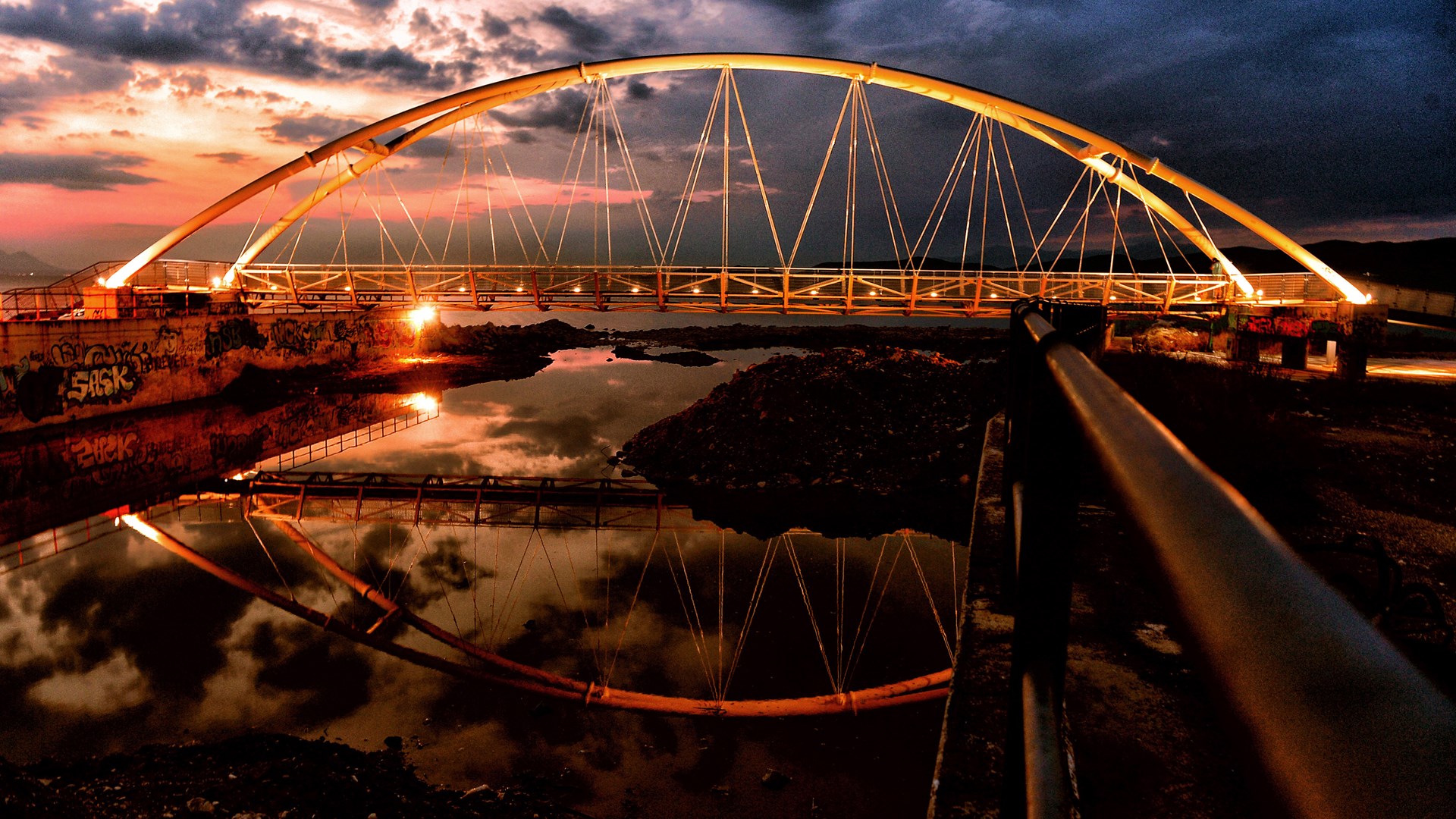 Εντυπωσιακές εικόνες από την αερογέφυρα στην Κόρινθο – ΦΩΤΟ