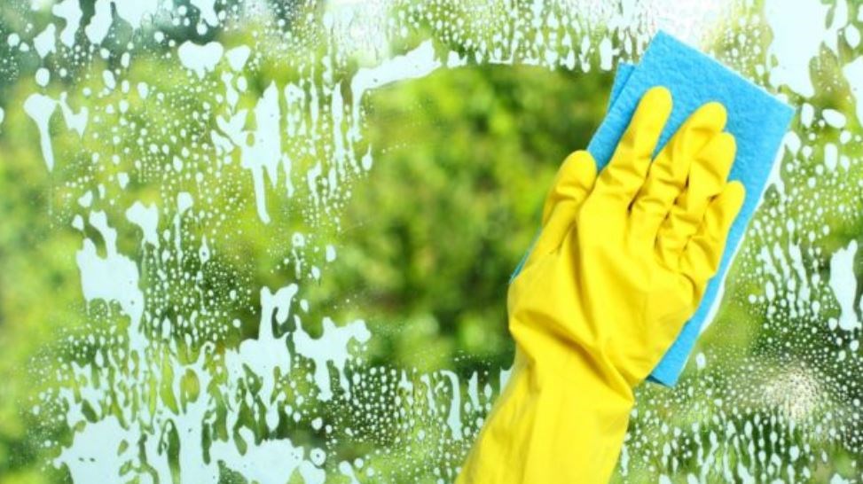 5 λάθη που κάνετε όταν καθαρίζετε τα τζάμια του σπιτιού σας