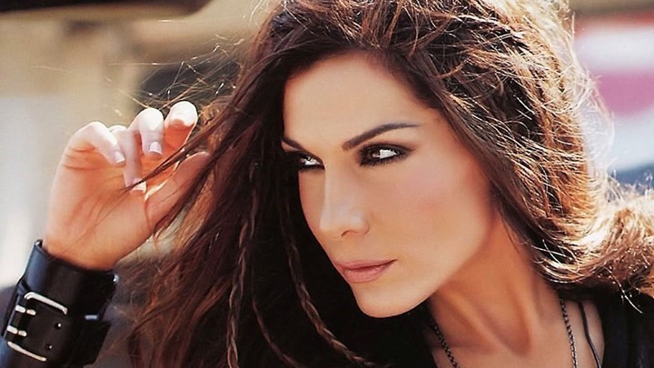 Η Βανδή ποζάρει με καλοκαιρινό… αέρα – ΦΩΤΟ