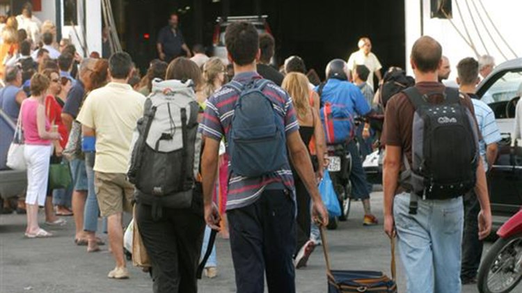 “Απαγορευτικό” για τους Έλληνες στα νησιά: Απρόσιτα, πλέον, για διακοπές!