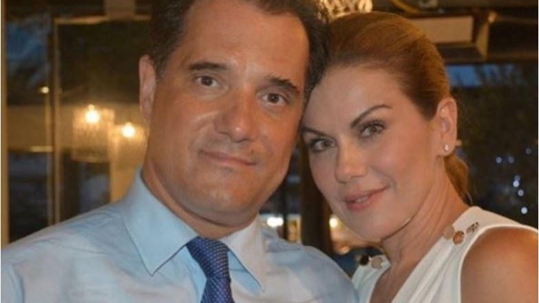 Η τρυφερή ΦΩΤΟ της Μανωλίδου με τον Άδωνι και τον μικρό τους γιο