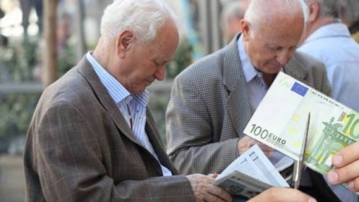 Σοκ για 240.000 συνταξιούχους του πρώην ΤΕΒΕ: Χάνουν τα 220 ευρώ με διπλές μειώσεις