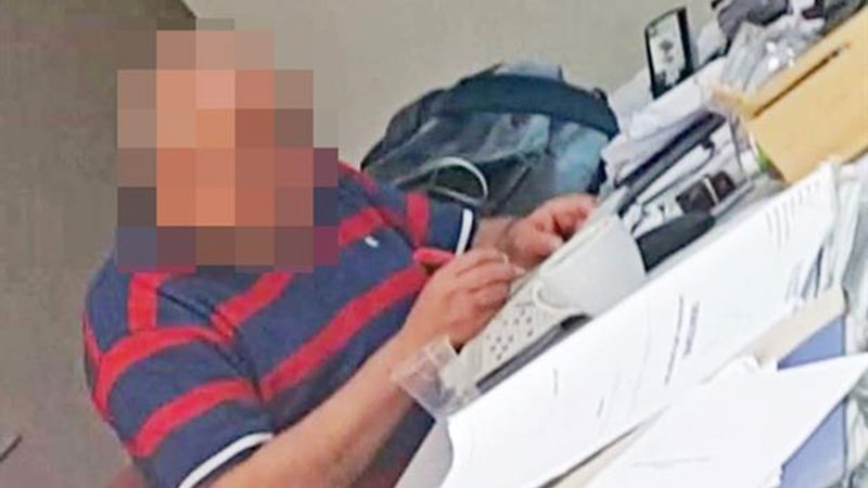 Σάλος με τη ΦΩΤΟ εφοριακού που λύνει σταυρόλεξο ενώ ο κόσμος περιμένει στην ουρά