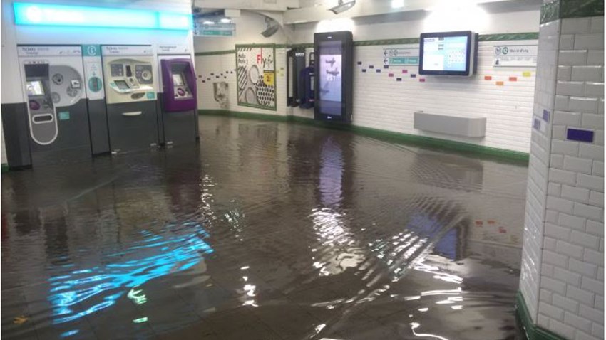 “Άνοιξαν” οι ουρανοί στο Παρίσι – Πλημμύρισαν σταθμοί του μετρό – ΒΙΝΤΕΟ – ΦΩΤΟ