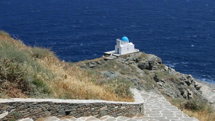 Το Condé Nast Traveller μας ταξιδεύει στη Σίφνο