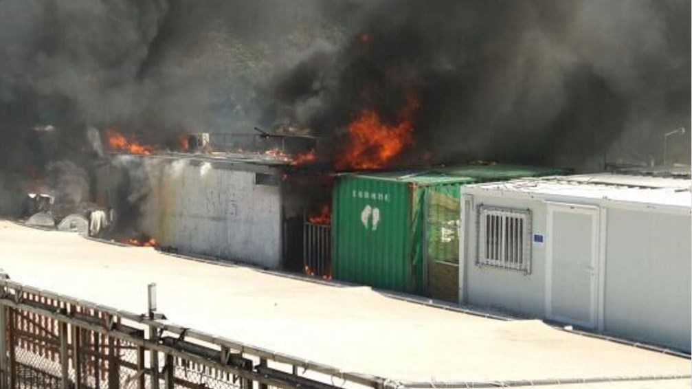 Εκτός ελέγχου η κατάσταση στη Μόρια – Στις φλόγες κοντέινερ και σκηνές – ΒΙΝΤΕΟ