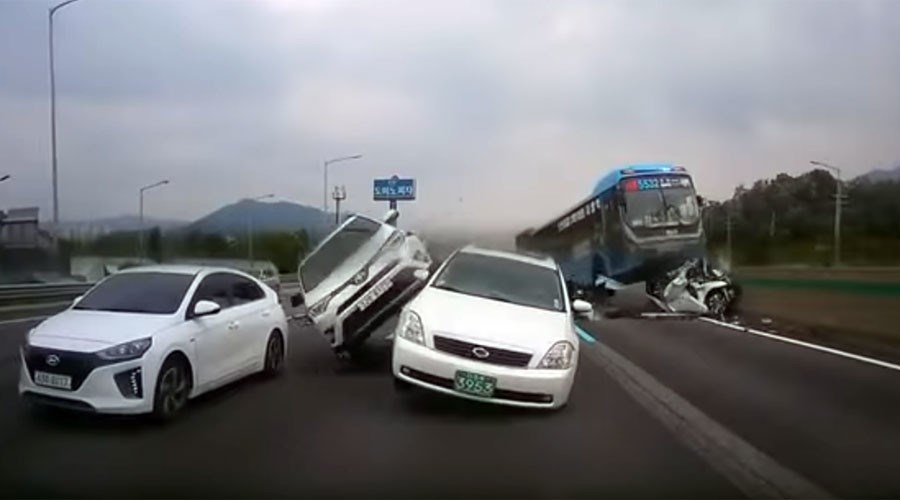 Τρομακτικό δυστύχημα σε αυτοκινητόδρομο της Νότιας Κορέας – ΒΙΝΤΕΟ