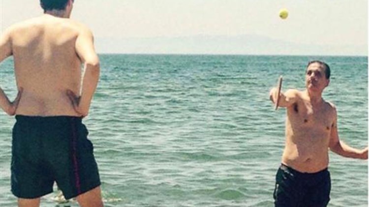 Ρεσιτάλ Τσακαλώτου στις πλαζ της Ηλείας: Άσος στις ρακέτες και στο beach volley – ΦΩΤΟ