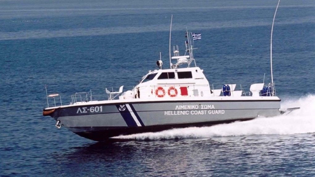 Στις φλόγες ιστιοφόρο στη μαρίνα Φλοίσβου