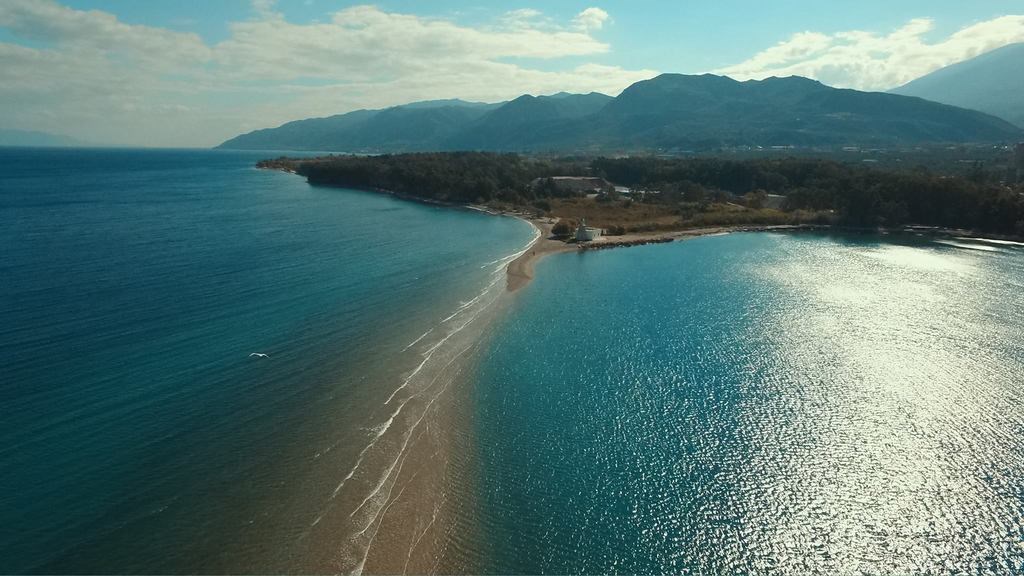 Μακάβριο θέαμα σε παραλία της Πάτρας – Η θάλασσα ξέβρασε ένα πτώμα