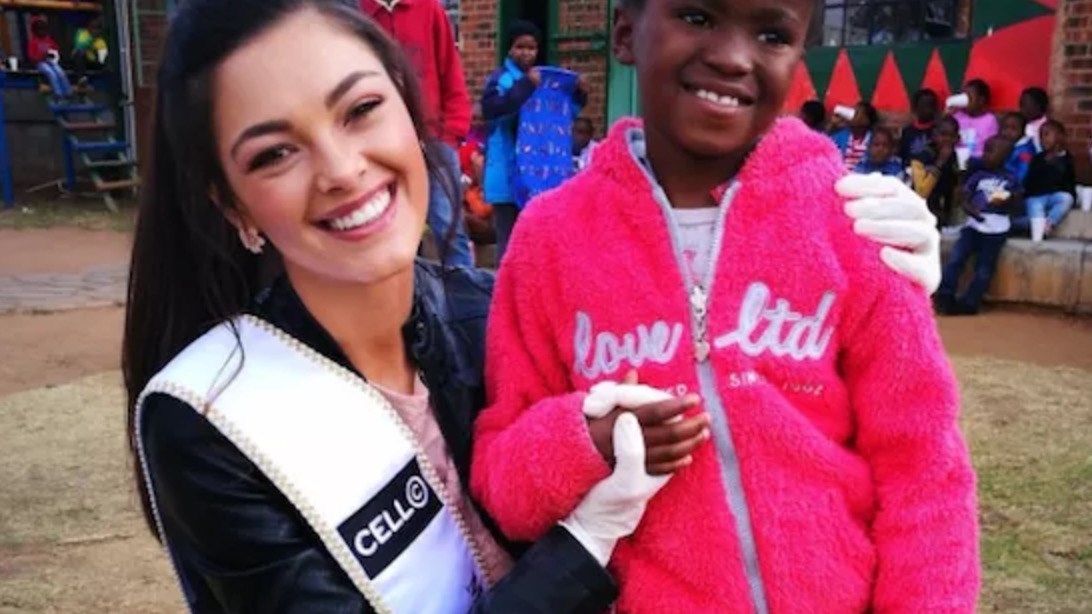 Σφοδρή επίθεση εναντίον της “Miss Νότια Αφρική” επειδή φόρεσε γάντια για να δώσει φαγητό σε παιδιά-φορείς του AIDS