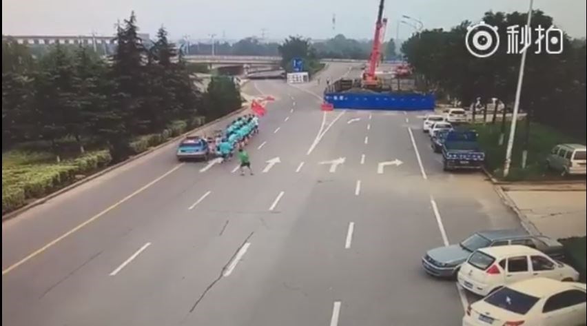 Βίντεο-σοκ: Ταξί πέφτει πάνω σε δρομείς