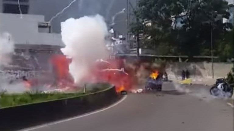 Βίντεο ντοκουμέντο από τη Βενεζουέλα – Η στιγμή που βόμβα τινάζει στον αέρα αστυνομικούς – BINTEO