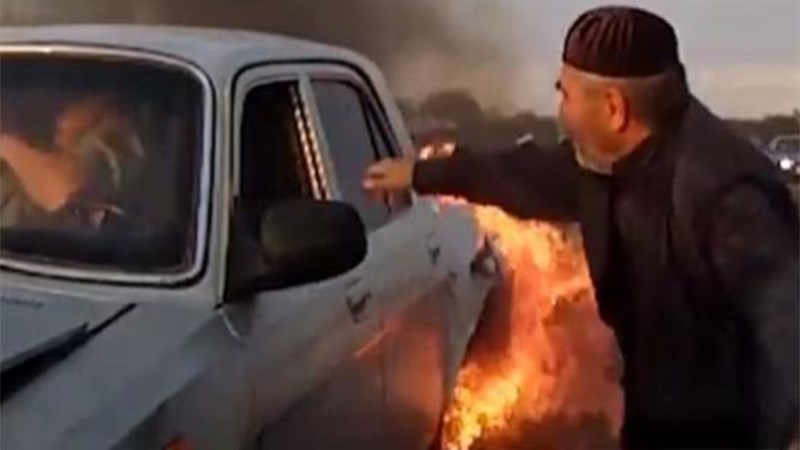 Συγκλονιστικό ΒΙΝΤΕΟ: Έβγαλαν με αυτοθυσία επιβάτες από φλεγόμενο αυτοκίνητο