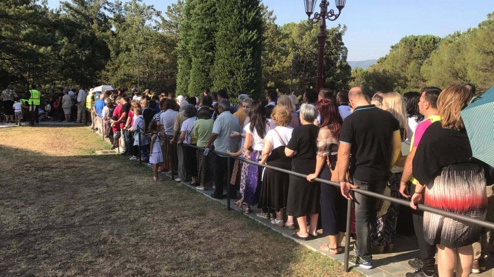 Προσκύνημα χιλιάδων πιστών στον τάφο του Αγίου Παϊσίου – ΒΙΝΤΕΟ