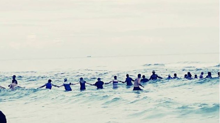 Ανθρώπινη αλυσίδα 80 ατόμων έσωσε οικογένεια που κινδύνευε να πνιγεί – ΦΩΤΟ