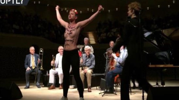 Παρέμβαση των γυμνόστηθων Femen σε συναυλία του Γούντι Άλεν – ΒΙΝΤΕΟ