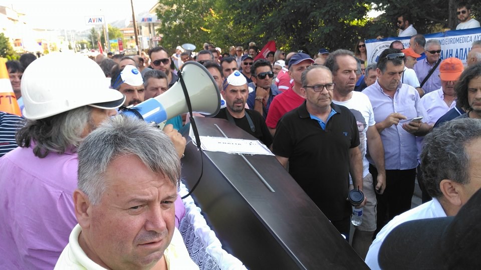 Με ένα «φέρετρο» υποδέχθηκαν στην Κοζάνη τον Πρωθυπουργό οι εργαζόμενοι της ΔΕΗ – ΦΩΤΟ