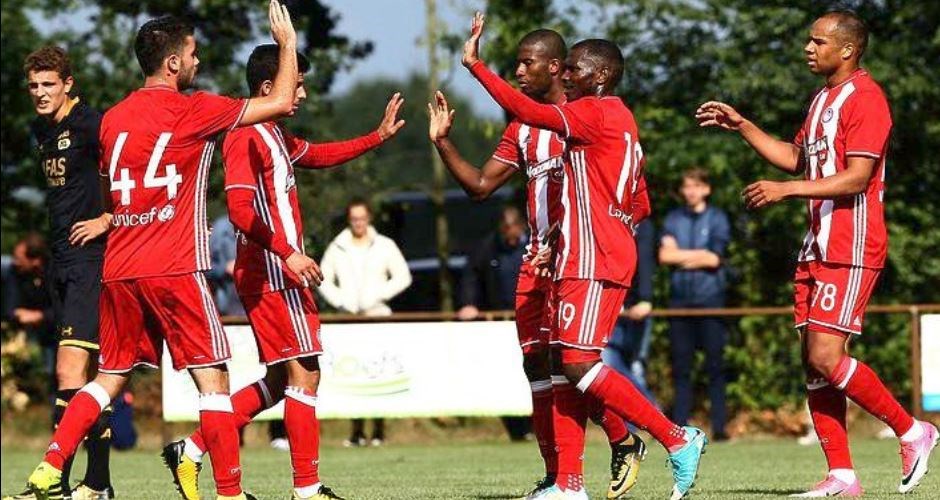 Λάμψη Οφόε στο ντεμπούτο του – Ο Ολυμπιακός 2-0 την Άλκμααρ