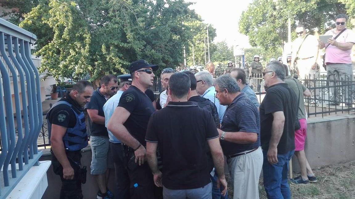 Ένταση ανάμεσα σε αστυνομικούς και συνδικαλιστές της ΔΕΗ στην Κοζάνη – ΒΙΝΤΕΟ