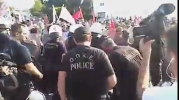 Άγριο ξύλο στην Κοζάνη μεταξύ διαδηλωτών και ΜΑΤ – ΒΙΝΤΕΟ