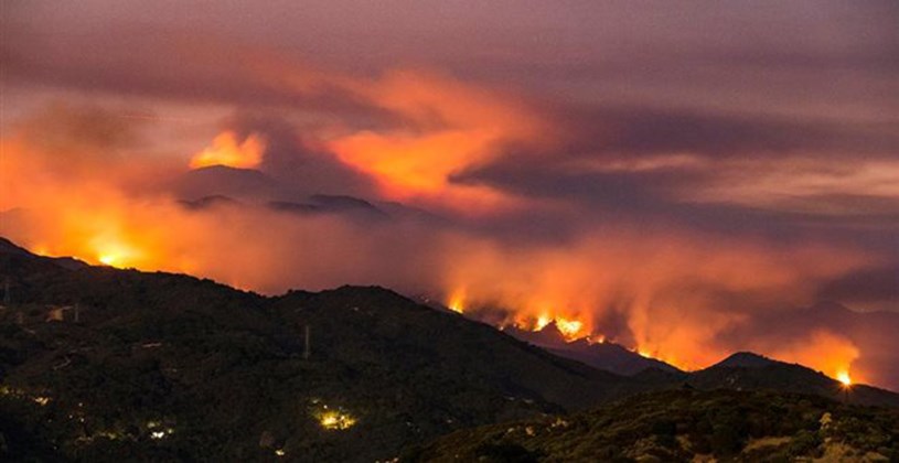 Στις φλόγες ο Βεζούβιος