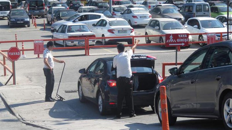 Η τουρκική αστυνομία ερευνά ύποπτο αυτοκίνητο έξω από το Δικαστικό Μέγαρο Κωνσταντινούπολης – ΦΩΤΟ