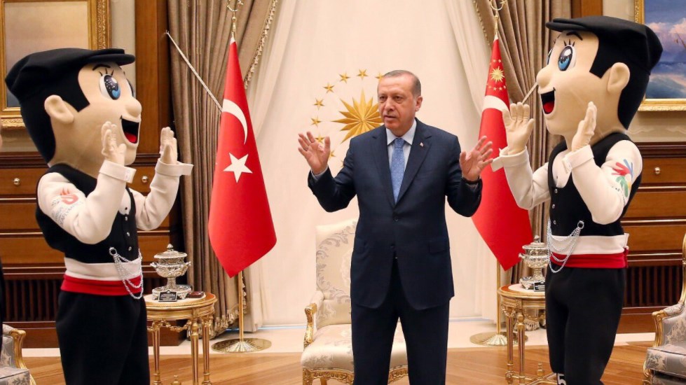 Ο Ερντογάν πόζαρε παρέα με…δύο κούκλες – ΦΩΤΟ