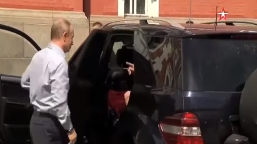 Η μυστηριώδης γυναίκα με την κόκκινη τσάντα που προσπάθησε να κρύψει ο Πούτιν-ΒΙΝΤΕΟ