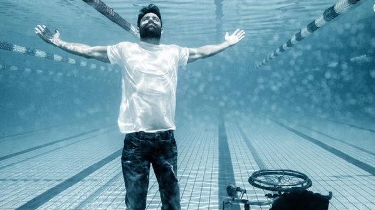 Συγκινεί η δύναμη της θέλησης του Αντώνη Τσαπατάκη – Η συγκλονιστική φωτογράφιση