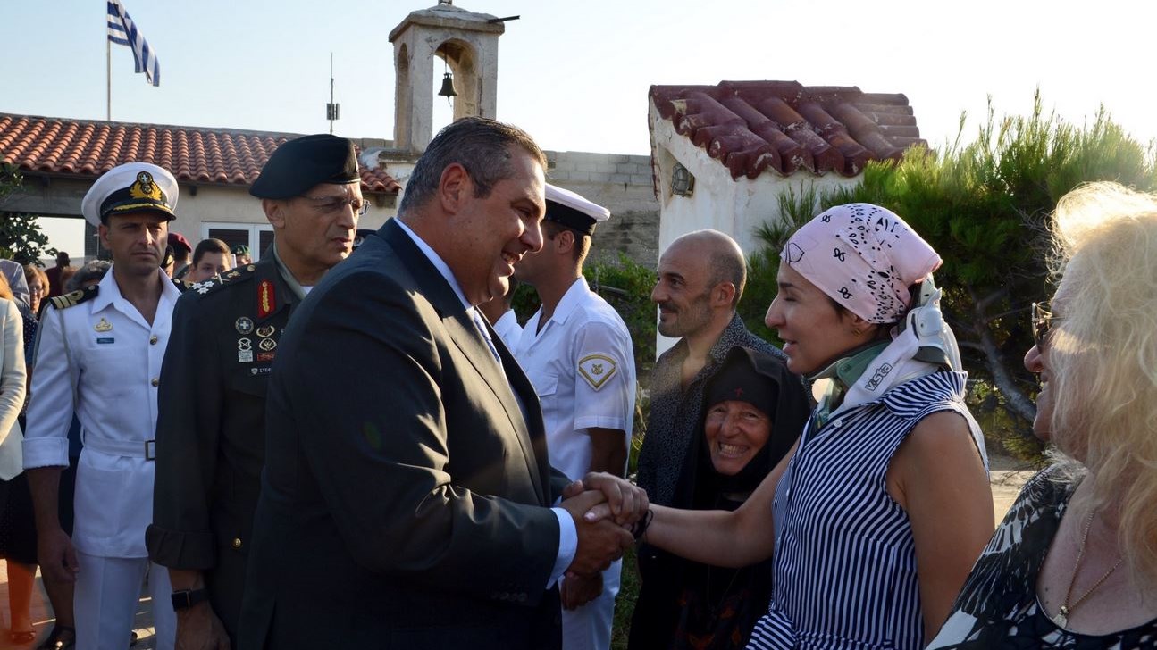 Ο Πάνος Καμμένος στη λειτουργία της οικογένειας Πλεξίδα στη Σέριφο – ΦΩΤΟ