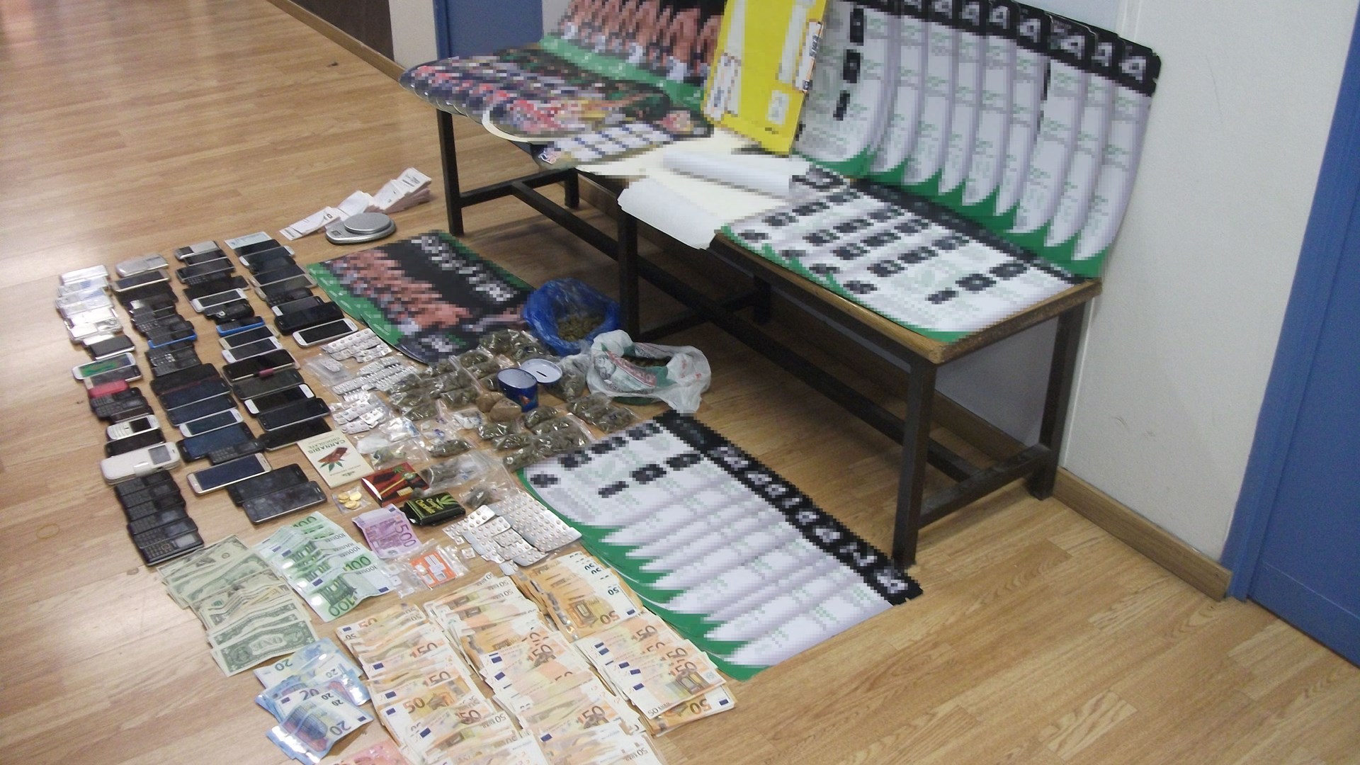 Πρωτοφανές περιστατικό – Μετέφεραν ημερολόγια και χαρτόνια με… κοκαΐνη – ΦΩΤΟ