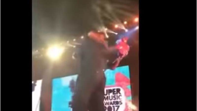 Ο Μάριος Ιωαννίδης… βράβευσε τον Σάκη Ρουβά – ΒΙΝΤΕΟ