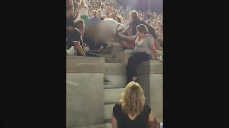 Εικόνες-σοκ από τη συναυλία στο Καλλιμάρμαρο: Άνδρας χτύπησε τη γυναίκα του – ΒΙΝΤΕΟ