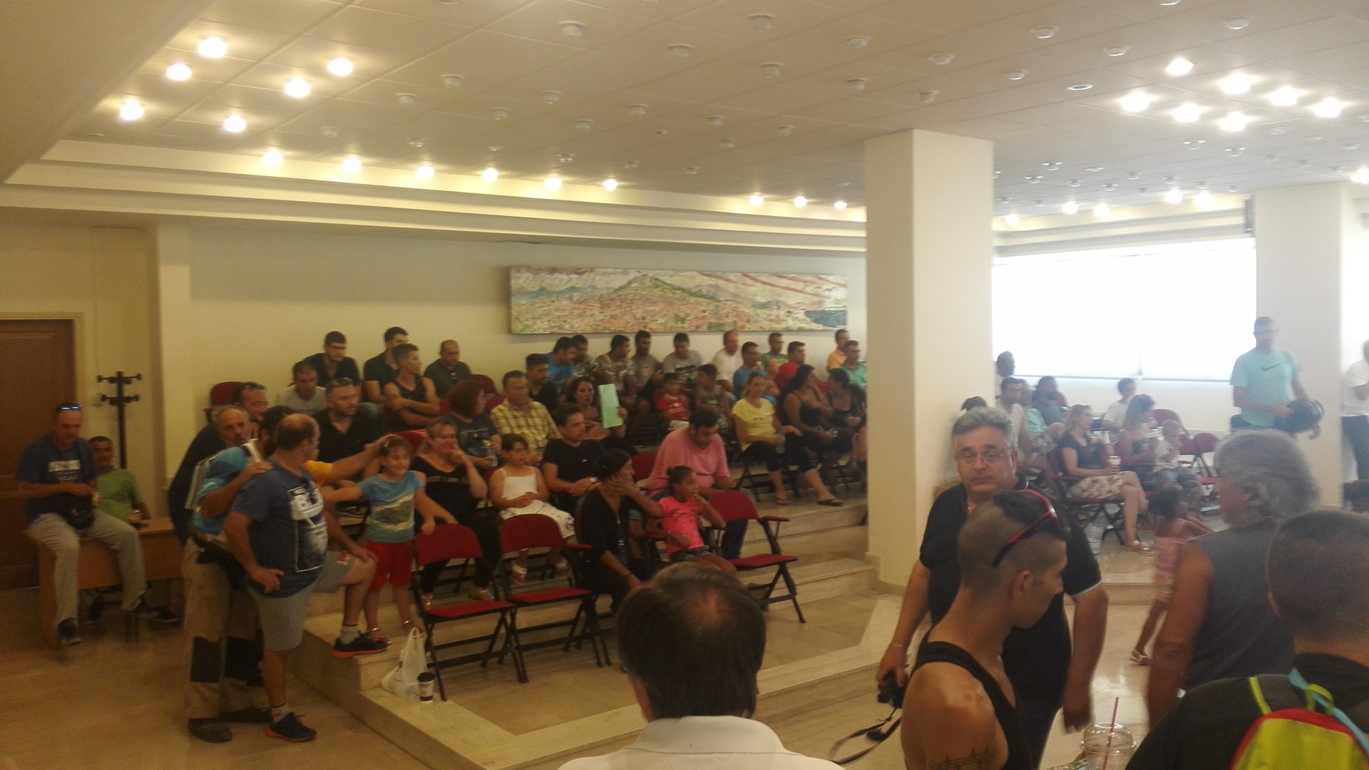 Λαμία: Κατάληψη της αίθουσας του δημοτικού συμβουλίου από τους συμβασιούχους καθαριότητας