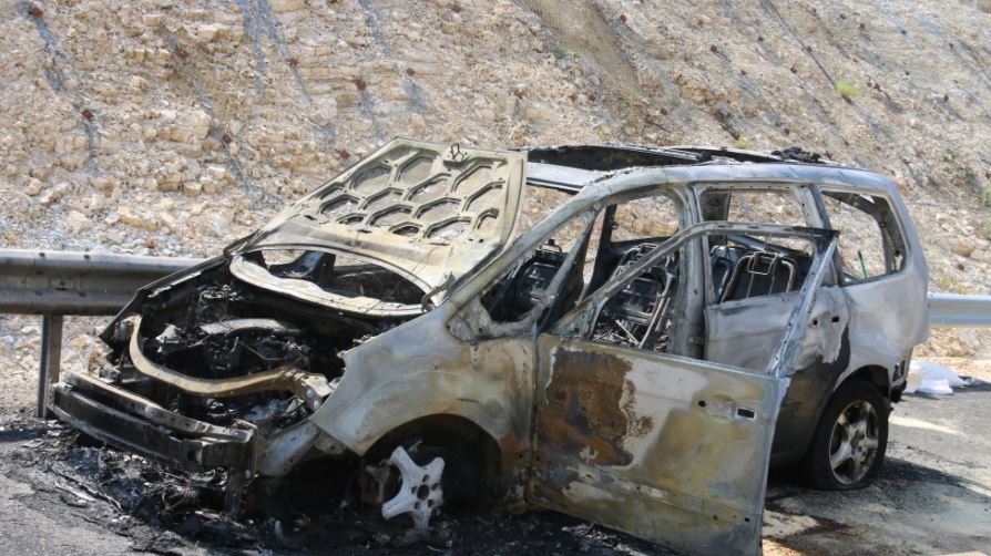 Αυτοκίνητο με πέντε επιβάτες πήρε ξαφνικά φωτιά στην Ιονία Οδό – ΦΩΤΟ