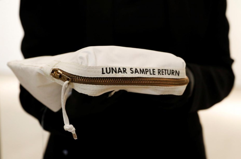 Δημοπρασία με ιλλιγιώδη ποσά για αναμνηστικά από… το φεγγάρι